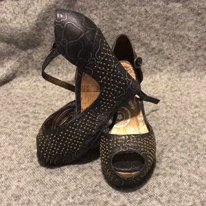 Dollhouse peep toe wedges